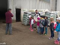 20150527-WP 20150527 002 : Die Vorschulkinder erkunden die Kompostierungsanlage in Beselich