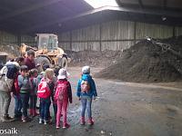 20150527-WP 20150527 023 : Die Vorschulkinder erkunden die Kompostierungsanlage in Beselich
