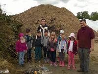 20150527-WP 20150527 027 : Die Vorschulkinder erkunden die Kompostierungsanlage in Beselich